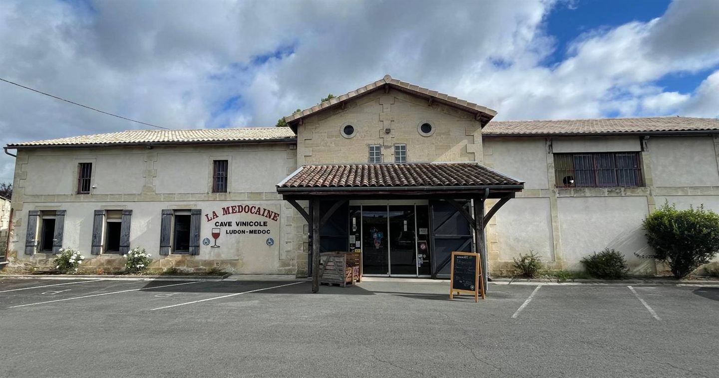La devanture de la cave La Médocaine, à Ludon-Médoc